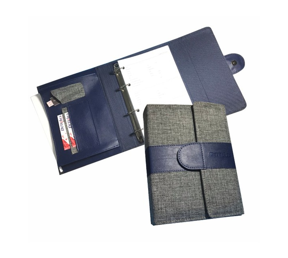 Agenda Diária Luxo – AG54 é confeccionada em material sintético nobre (modelo da foto em linho cinza e sintético caso azul)